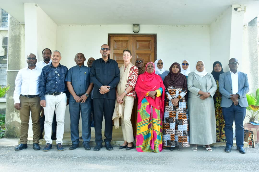 wemazanzibar's tweet photo. MAMLAKA YA MAFUNZO YA AMALI ZANZIBAR YASAINI HATI YA MASHIRIKIANO (MoU)  PAMOJA NA WIZARA YA MAMBO YA UTALII NA MAMBO YA KALE KWA AJILI YA KUTOA MASOMO YA UTALII KUPITIA Mtandao. https://t.co/Bci509ibBk