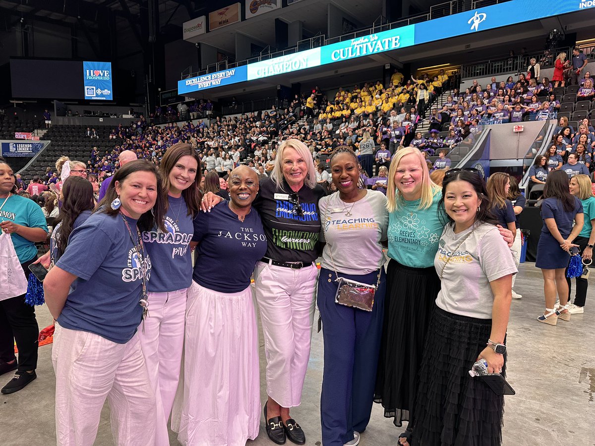 Convocation Day always feels like a family reunion. We may have grown in different paths but seeing these ladies fills my bucket!
#2025WeProsper #SpradleyOGs