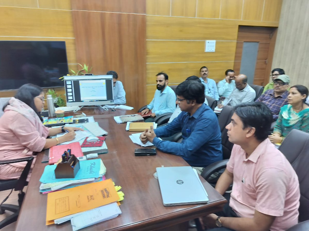 उप विकास आयुक्त भोजपुर की अध्यक्षता में शिक्षा विभाग की समीक्षात्मक बैठक आहूत की गई,जिसमें जिला शिक्षा पदाधिकारी मानवेंद्र कुमार राय ,जिला कार्यक्रम पदाधिकारी चंदन प्रभाकर समग्र शिक्षा एवं शिक्षा परियोजना के सभी सहायक कार्यक्रम पदाधिकारी एवं विभाग के अन्य अधिकारि उपस्थित रहे ।