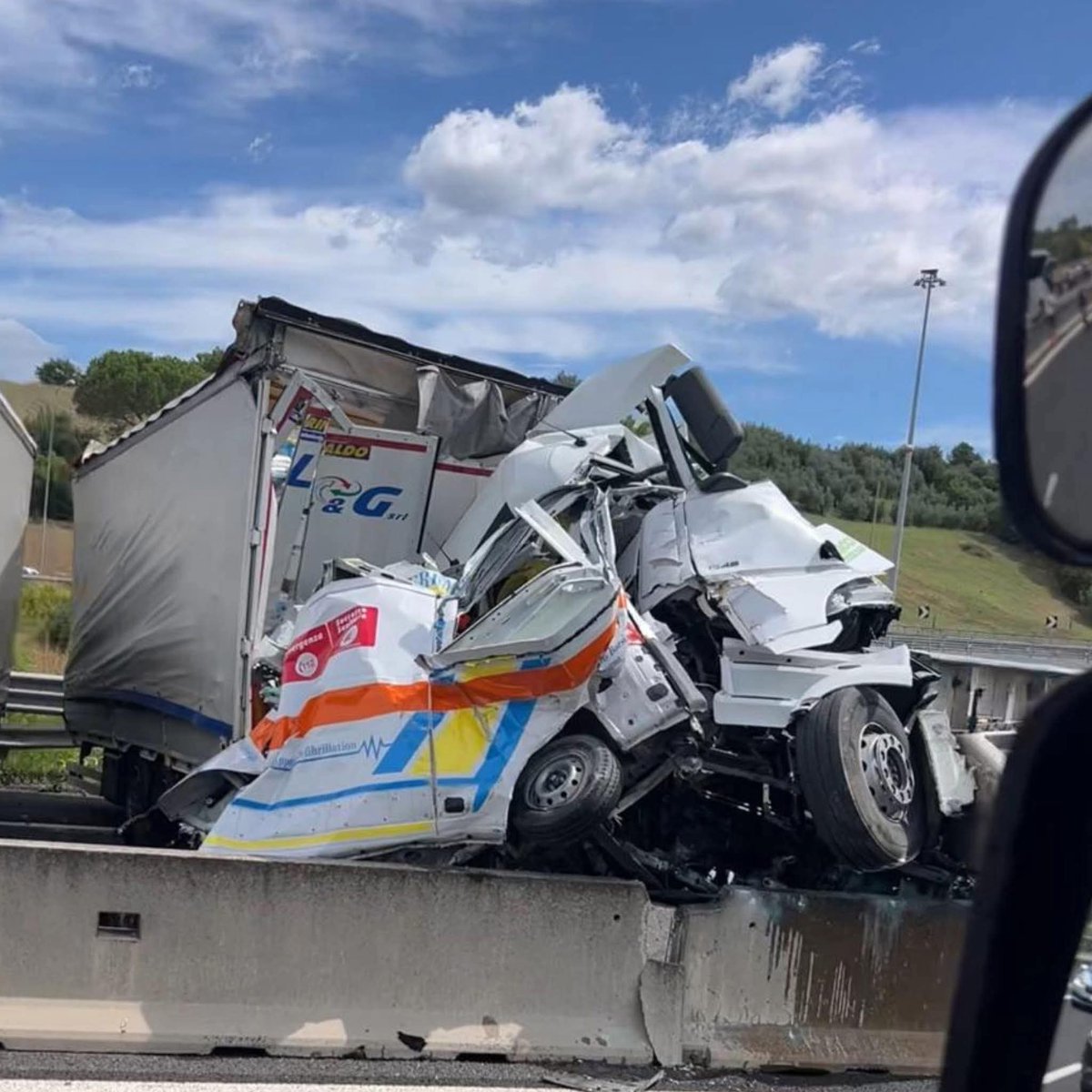 Profondo cordoglio per i colleghi del SET118 deceduti sulla A1.
SIS118 rinnova con forza la richiesta urgente al Legislatore: riconoscere indennità di rischio e tutele concrete per tutti gli operatori del sistema.
#SIS118 #SET118 #Emergenza