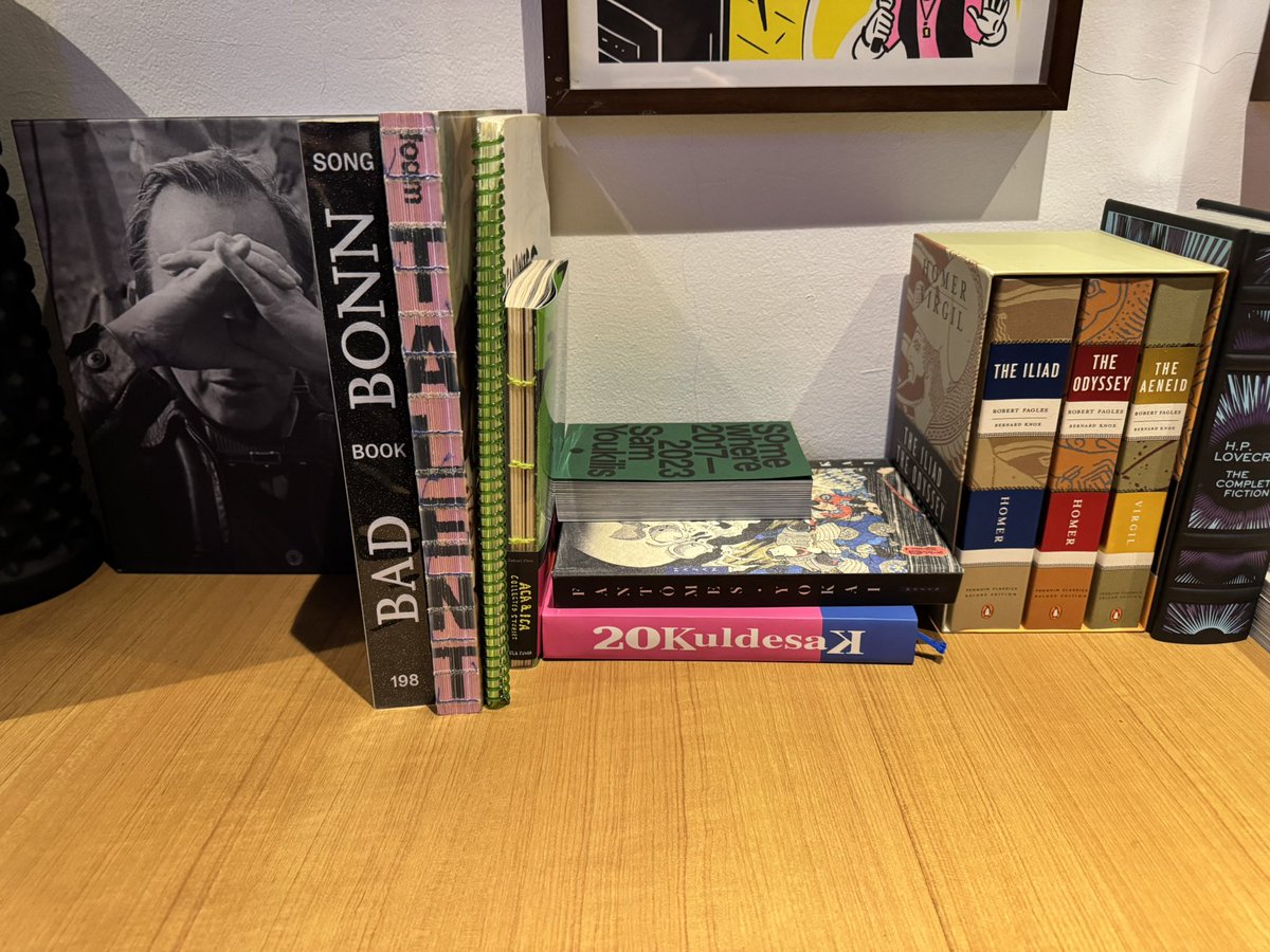 sebagian kecil dari hasil hobi koleksi barang2 kecil di rumah. setelah stop beli2 software musik (karena ujung2nya sound sering diobrak-abrik produser setelah kirim draft), uang jajan larinya ke sini 🤠