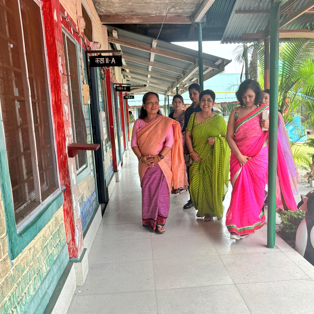 prodefkohima's tweet image. 🇮🇳 The 1st Lady of #Manipur, Smt. Jyoti Grover Bhalla, visited the Sainik Foundation School (SFS), Imphal, as part of the visit to @SS_Imphal, today.

👍🏼Impressed by its state-of-the-art infrastructure and 100% #SmartClassrooms, she lauded the staff for their commitment to early…