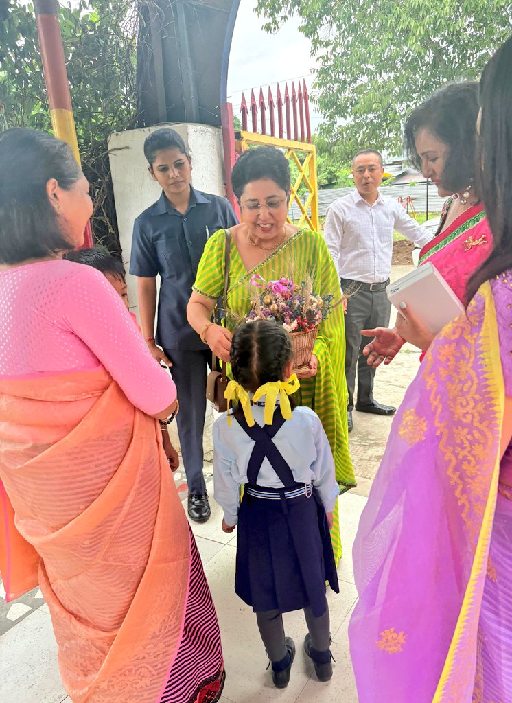 prodefkohima's tweet image. 🇮🇳 The 1st Lady of #Manipur, Smt. Jyoti Grover Bhalla, visited the Sainik Foundation School (SFS), Imphal, as part of the visit to @SS_Imphal, today.

👍🏼Impressed by its state-of-the-art infrastructure and 100% #SmartClassrooms, she lauded the staff for their commitment to early…