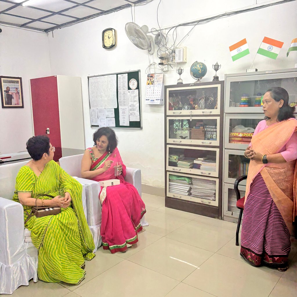 prodefkohima's tweet image. 🇮🇳 The 1st Lady of #Manipur, Smt. Jyoti Grover Bhalla, visited the Sainik Foundation School (SFS), Imphal, as part of the visit to @SS_Imphal, today.

👍🏼Impressed by its state-of-the-art infrastructure and 100% #SmartClassrooms, she lauded the staff for their commitment to early…