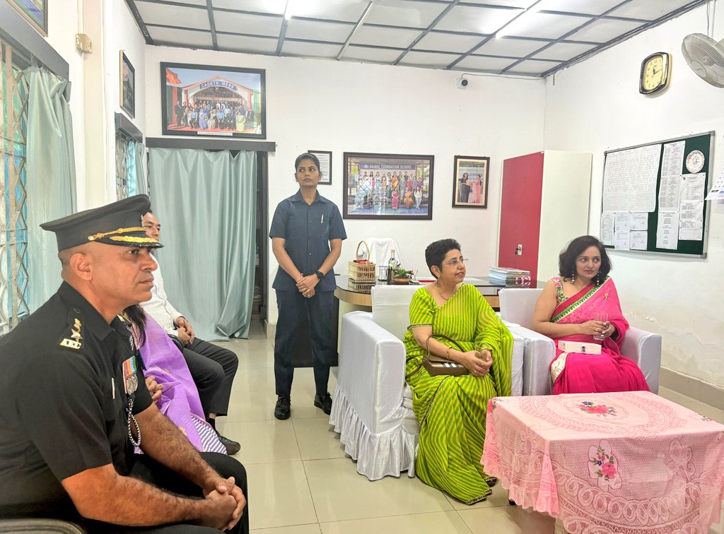 prodefkohima's tweet image. 🇮🇳 The 1st Lady of #Manipur, Smt. Jyoti Grover Bhalla, visited the Sainik Foundation School (SFS), Imphal, as part of the visit to @SS_Imphal, today.

👍🏼Impressed by its state-of-the-art infrastructure and 100% #SmartClassrooms, she lauded the staff for their commitment to early…