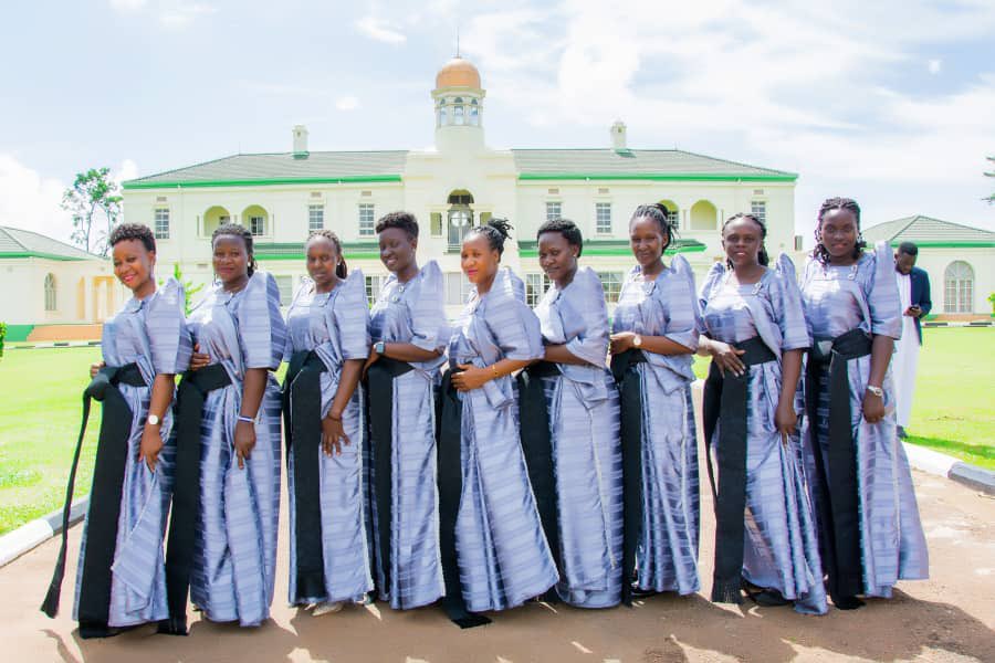 LEERO KATUSOME KU BYAFAAYO BYA GOMESI!

Gomesi, Busuuti oba Bodingi, kyambalo ekitwalibwa nga ekitongole eky'ebyobuwangwa mu bakyaala mu Buganda kwossa n'ebitundu bya Uganda ebitali bimu. Olugoye luno lujjira mu langi ezenjawulo era nga lukolebwa mu matiiriyo ez'enjawulo. Yadde