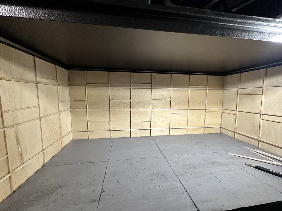 Got bored this weekend decided to start making a little scale garage for my rc shit!