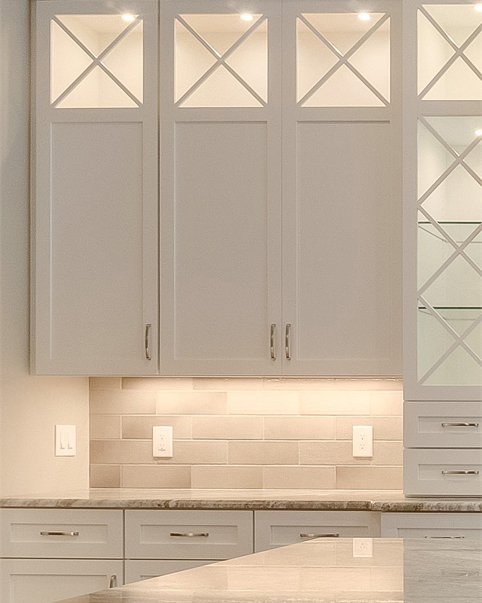 Upgrade your counter lighting with this 5 CCT under cabinet light!
maxximastyle.com/24-in-led-unde…