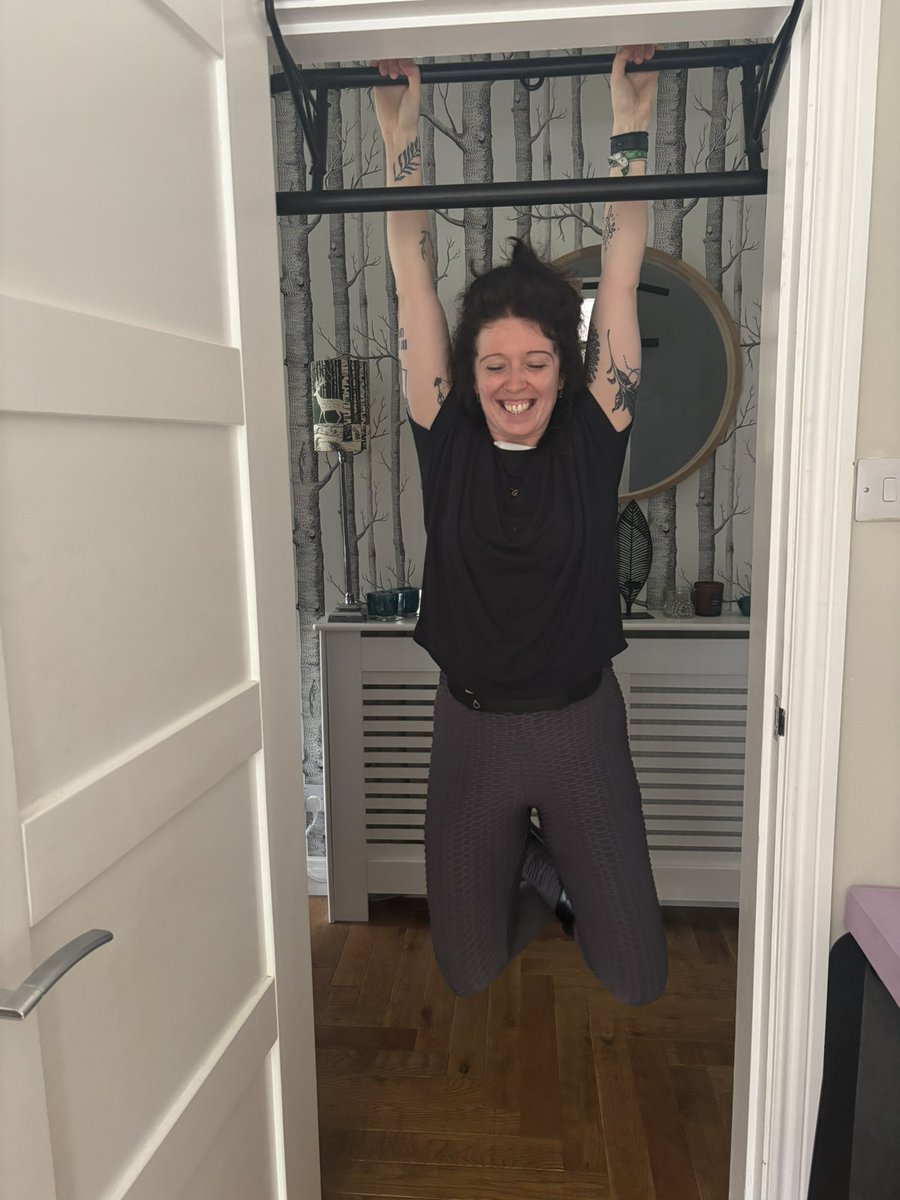 Just a quick hang with my parents before I go home 😍

(They had their turn before me) 

#deadhang #fitness #deadhangchallenge #gripstrength #gym #pullups #workout #motivation #training #ocrtraining #callisthenics #challenge #bodyweightworkout #gripstrengthtraining #fit #strength