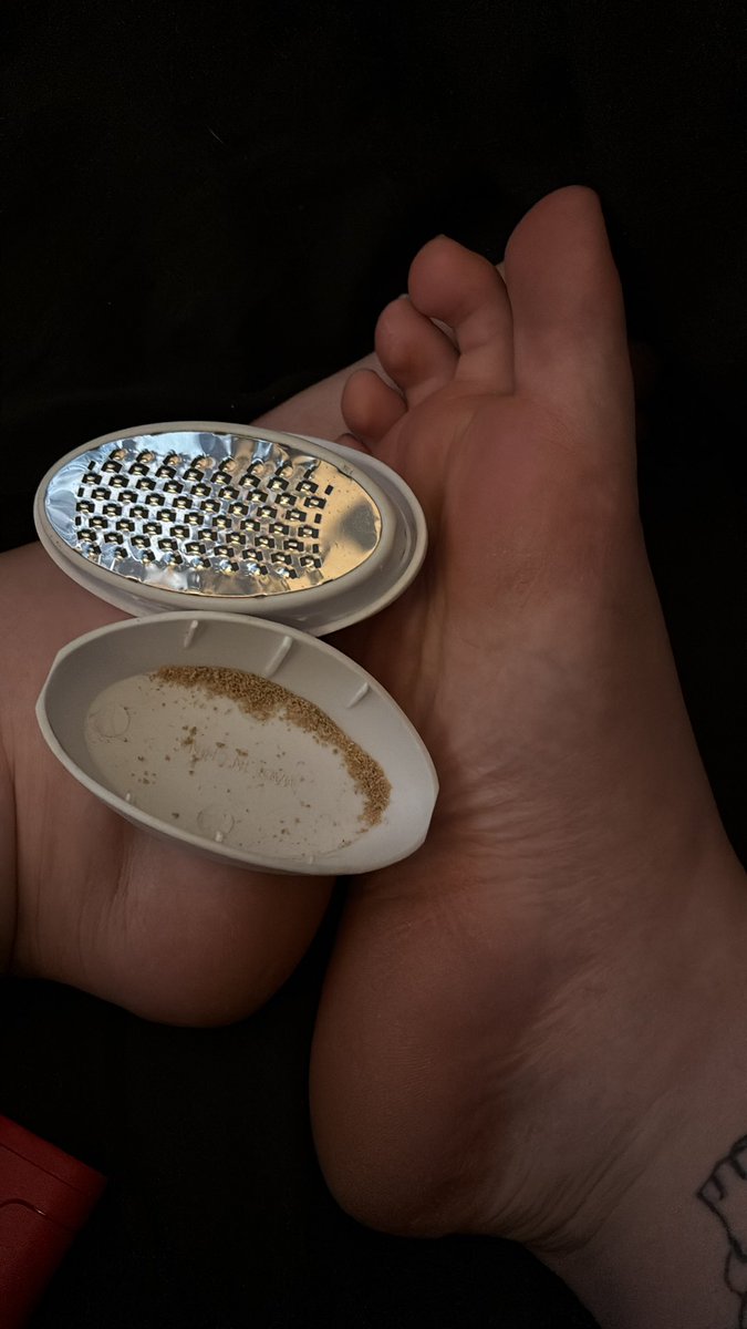 Selling my foot dust from my ped egg; buy your Daddy seasoning here losers.😂💀😈

FINDOM • Foot worship • Soles •