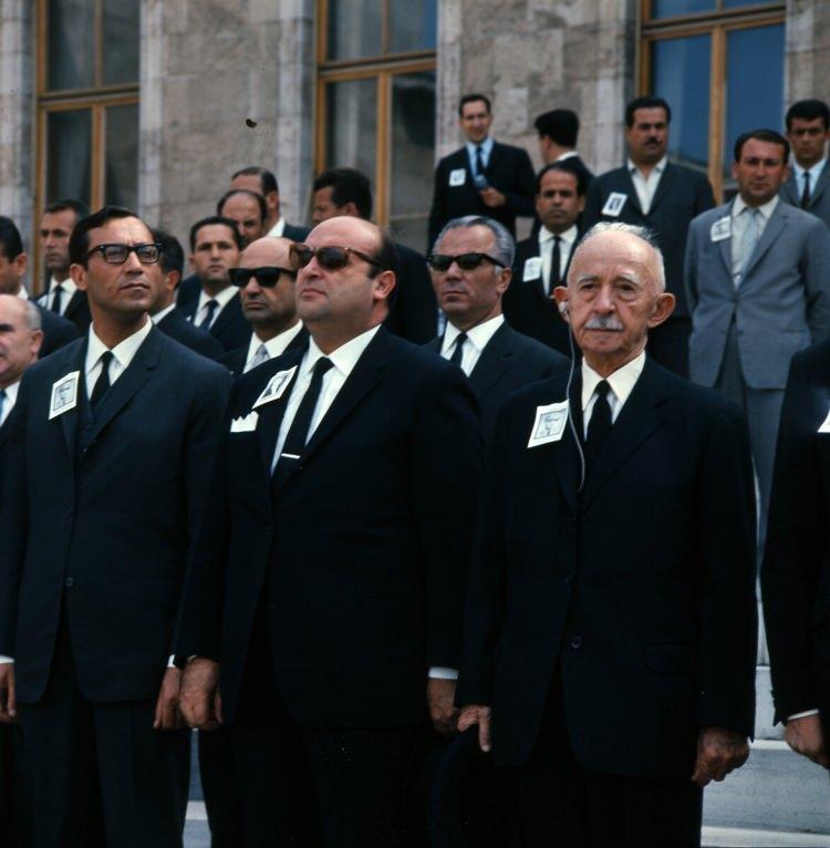 Adalet Partisi Genel Başkanı Süleyman Demirel ve Başbakan İsmet İnönü, TBMM önünde bir cenaze töreninde (1 Ocak 1965)