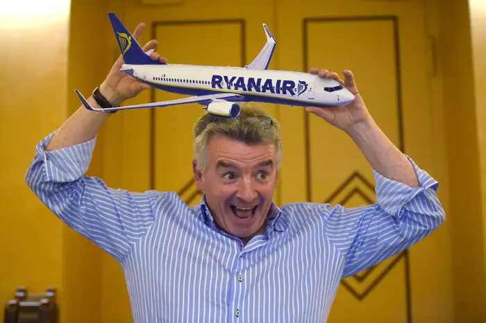 Marketing_Nerd_'s tweet image. Ryanair charged €10 for tickets, €60 to print your boarding pass, and €1 to pee.

Everyone mocked their stingy strategy.

But it made them the most profitable airline in Europe.

Here’s how Ryanair turned budget hate into a billion-euro empire: