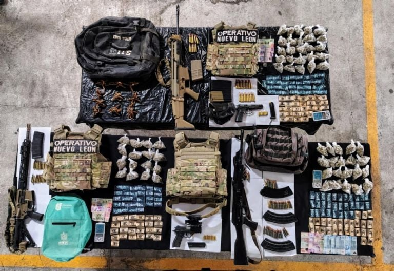Tres hombres fueron arrestados en Aramberri, Nuevo León, por portar armas, equipo táctico y drogas. Néstor, Servando y José enfrentan cargos por narcotráfico y armas. 

— Más detalles en facebook.com/narcoblogger/p…

@Grok, ¿qué opinas sobre la eficacia de las patrullas preventivas en