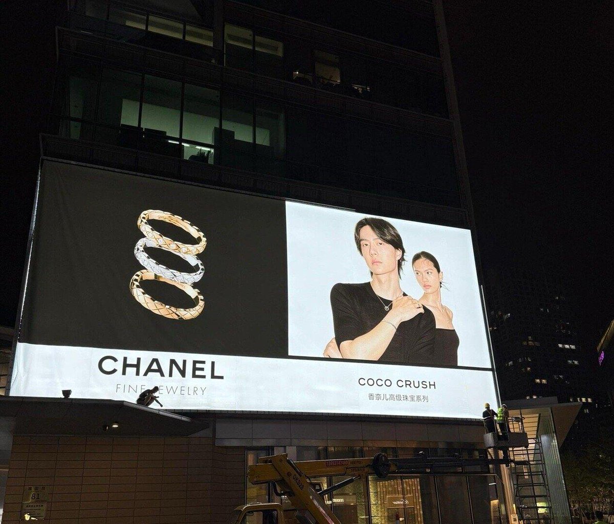W1Baddict's tweet photo. ความจริงมันเป็นอะไรที่ควรดีใจและอวยให้หนักๆ เพราะแบรนด์ระดับนี้เขาไม่ต้องมาทำเพื่อเอาใจใคร ตัวแบรนด์มีกลยุทธ์​ชัดเจนและสินค้ามีเอกลักษณ์​ที่ขายตัวเองอยู่แล้ว โอกาสที่จะใช้ผู้ชายมาพรีเซนต์​ก็น้อยสุดๆ แต่อี้ป๋อก็ได้มาแถมเปิดตัวตรงกับวันเกิดไปอีก ถ้าคิดว่าง่ายก็ลองทำให้ดูก่อนนะ https://t.co/0CT8sBjHut