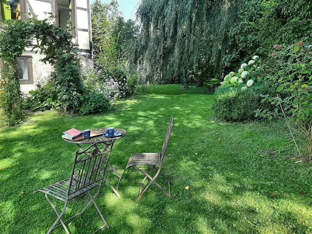 Bei etwas Sonne, frischer Brise und einer Tasse kräftigen Tees, stärken sich #dasMädchen und Frau von Roden für die Aufgaben des Abends:

Die eine geht hinunter in die Küche, um ein exzellentes Mahl zu bereiten; die andere hinauf in die Kemenate, um Hass und Hetze zu verbreiten.