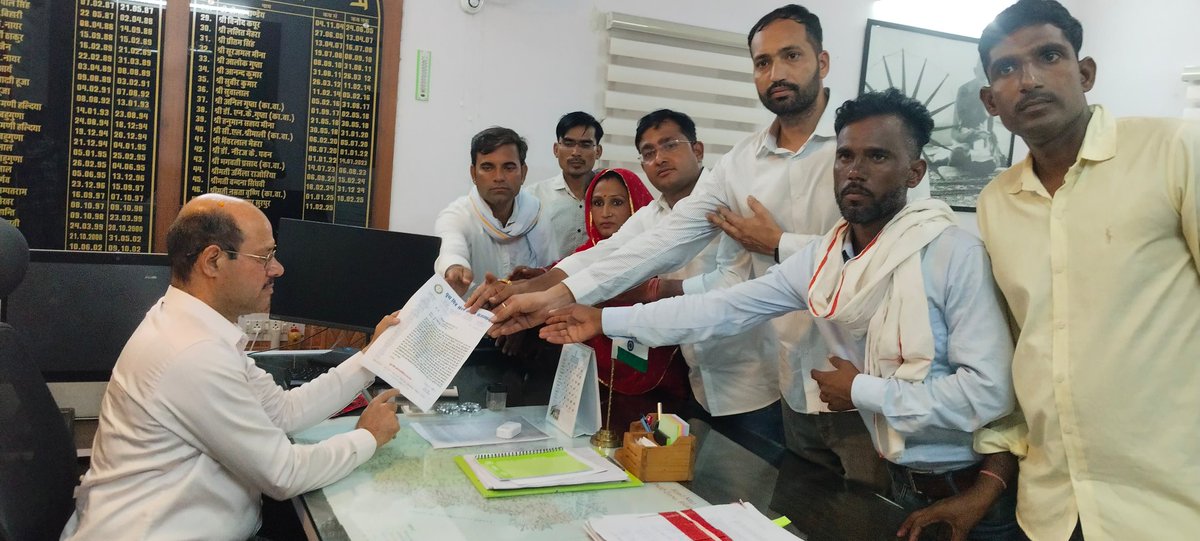 Rahulbhankari's tweet photo. पार्ट:- 1 #कोटा 
पार्ट:- 2 #उदयपुर 

और आज 
पार्ट:- 3 #बीकानेर 
#युवामित्रों की पुनः #बहाली को लेकर आज बीकानेर में #हल्ला_बोल_प्रदर्शन रैली निकाल कर #माननीय_संभागीय_आयुक्त को सौंपा ज्ञापन। 
#युवामित्रों_का_फिर_से_आंदोलन
#युवा_मित्रों_को_बहाल_करो 
@sanjay_hingwa1 @BhajanlalBjp https://t.co/ihpIWLepOJ