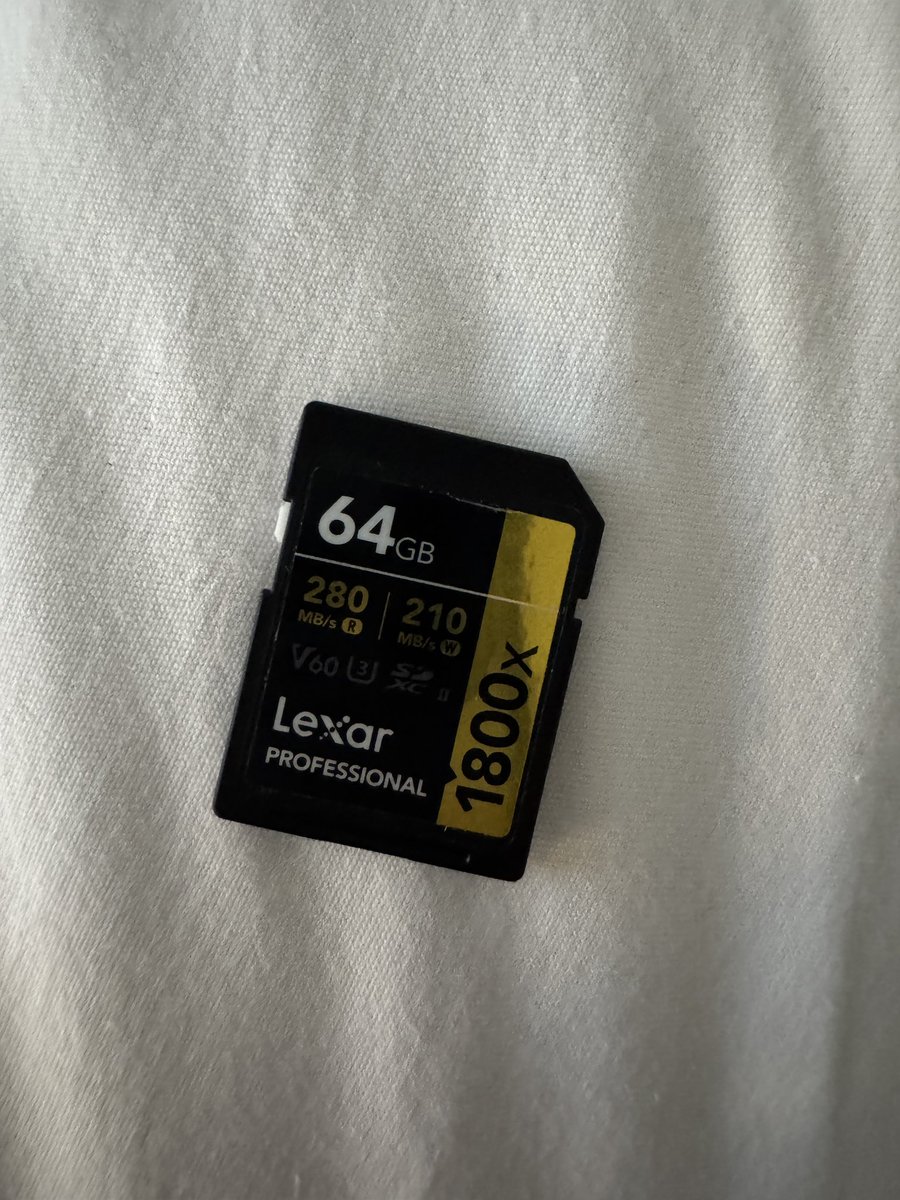 어제 공연장에서 본무대 앞 스탠딩 구역에서 금색 64GB 메모리카드 잃어버렸어요..바로 스태프분들께 말씀드리고 찾아봤는데 못 찾았고..오늘 아침에도 다시 가서 물어봤는데 못 찾았어요..저한테 정말 중요한 카드라서요… 혹시 어제 공연장 안에서 이 메모리 카드 보신 분이나 관련 정보 있으신 분