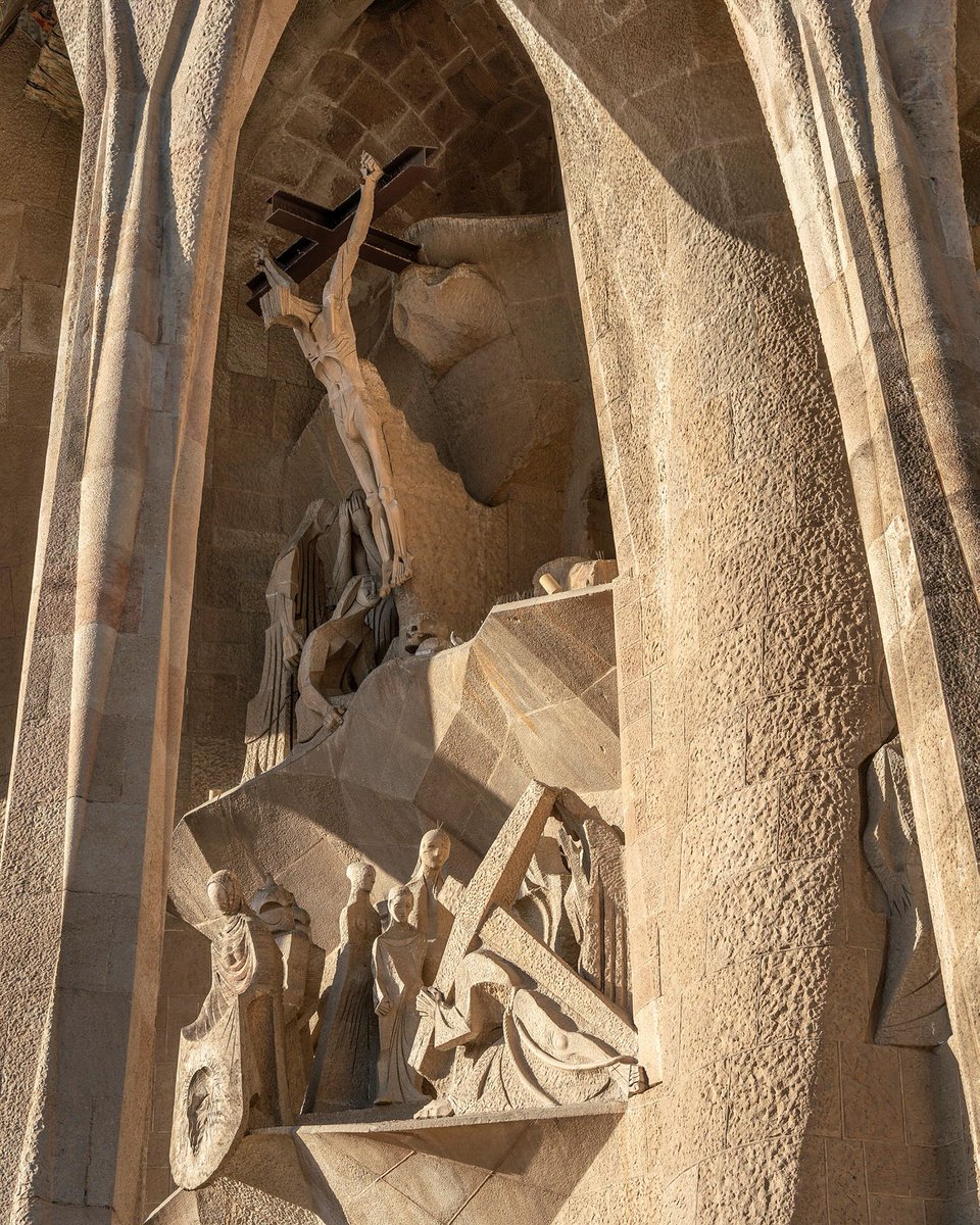 El 1986, la #SagradaFamília  va encarregar a #Subirachs, entre altres, la realització de les escultures de la façana de la #Passió que Gaudí va deixar esbossades en els seus dibuixos.