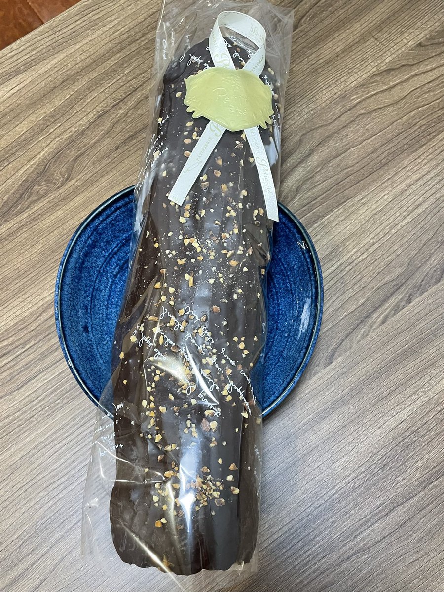 とても大きなエクレア？をいただきました。 手が離せないタイミングで受け取る時によく見れなかったので、後で見た時に大きさに驚きました！  いつも色々とお気遣いありがとうございます。