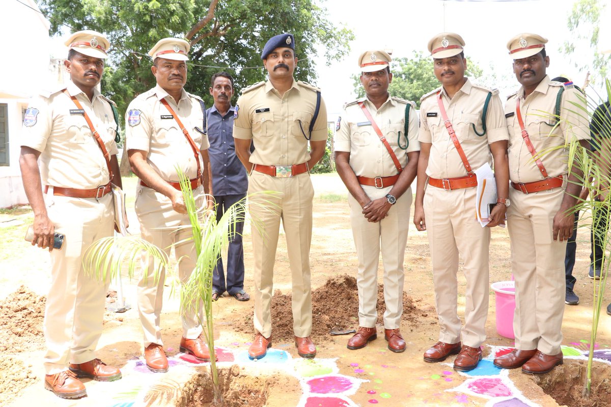 SP KOTHAGUDEM (@spkothagudem) on Twitter photo పోలీస్ శాఖలో పనిచేసే అధికారులు,సిబ్బంది క్రమశిక్షణతో విధులు నిర్వర్తించాలి
జిల్లా పోలీస్ హెడ్ క్వార్టర్స్ నందు యాన్యువల్ ఇన్స్పెక్షన్
జిల్లా ఆర్మడ్ రిజర్వు విభాగంలోని అన్ని కార్యాలయాలను తనిఖీ చేసిన జిల్లా ఎస్పీ రోహిత్ రాజు ఐపిఎస్ <a href="/TelanganaCOPs/">Telangana Police</a>
<a href="/TelanganaDGP/">DGP TELANGANA POLICE</a> పోలీస్ శాఖలో పనిచేసే అధికారులు,సిబ్బంది క్రమశిక్షణతో విధులు నిర్వర్తించాలి
జిల్లా పోలీస్ హెడ్ క్వార్టర్స్ నందు యాన్యువల్ ఇన్స్పెక్షన్
జిల్లా ఆర్మడ్ రిజర్వు విభాగంలోని అన్ని కార్యాలయాలను తనిఖీ చేసిన జిల్లా ఎస్పీ రోహిత్ రాజు ఐపిఎస్ <a href="/TelanganaCOPs/">Telangana Police</a>
<a href="/TelanganaDGP/">DGP TELANGANA POLICE</a>