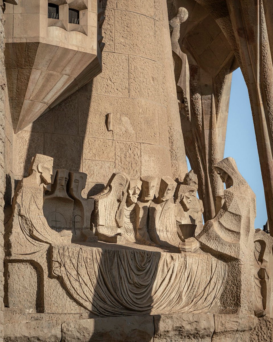 En 1986, la #SagradaFamilia encargó a #Subirachs, entre otros, la realización de las esculturas de la fachada de la #Pasión que Gaudí dejó esbozadas en sus dibujos.