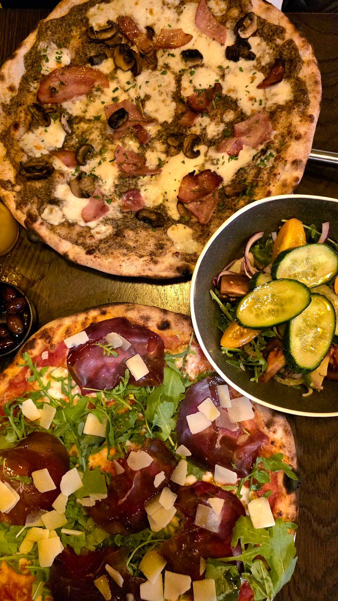 TartanSpoon's tweet photo. Just stumbled into a pizza &amp; cocktail fever dream at 3 Blind Mice 🍕🐭
Romana-style pies, naga chilli honey, velvet booths &amp; a legit #Banksy in the bar.
Full review https://t.co/MBizkiPsza
#EdinburghEats #HiddenGem #CocktailCulture #FringeFoodie #TartanspoonApproved https://t.co/c4WQFjuJPX