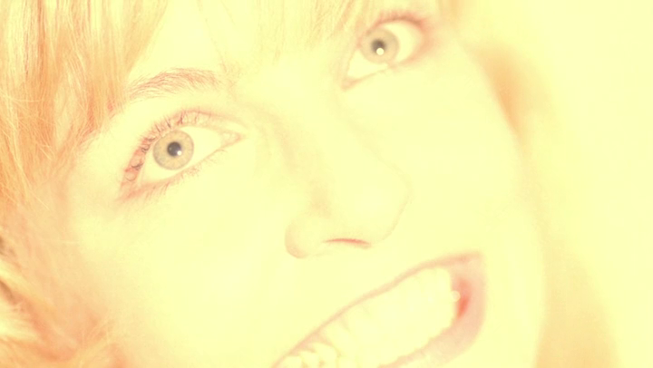 En «Fire walk with me», a Lynch le alcanza con un ventilador de techo, la modificación de la luz y los gestos de Laura Palmer para sugerir la otredad y lo siniestro. A veces, menos es más.