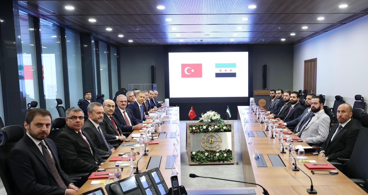 İçişleri Bakanımız Sayın Ali Yerlikaya, devlet adamlığı vizyonuyla, Suriye İçişleri Bakanı Sayın Enes Hattab ve beraberindeki heyeti Bakanlığımızda ağırlamıştır.

Sayın Bakanımızın liderliğinde gerçekleştirilen görüşmede;

Türkiye ile Suriye İçişleri Bakanlıkları arasında, başta