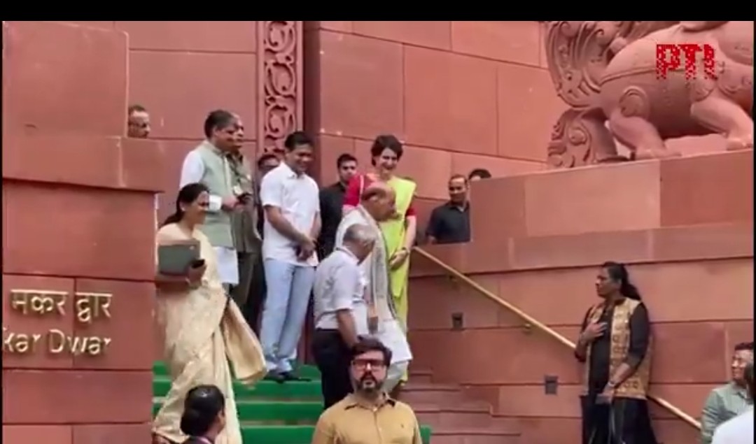 इन दोनों में क्या बातचीत हो रही होगी l