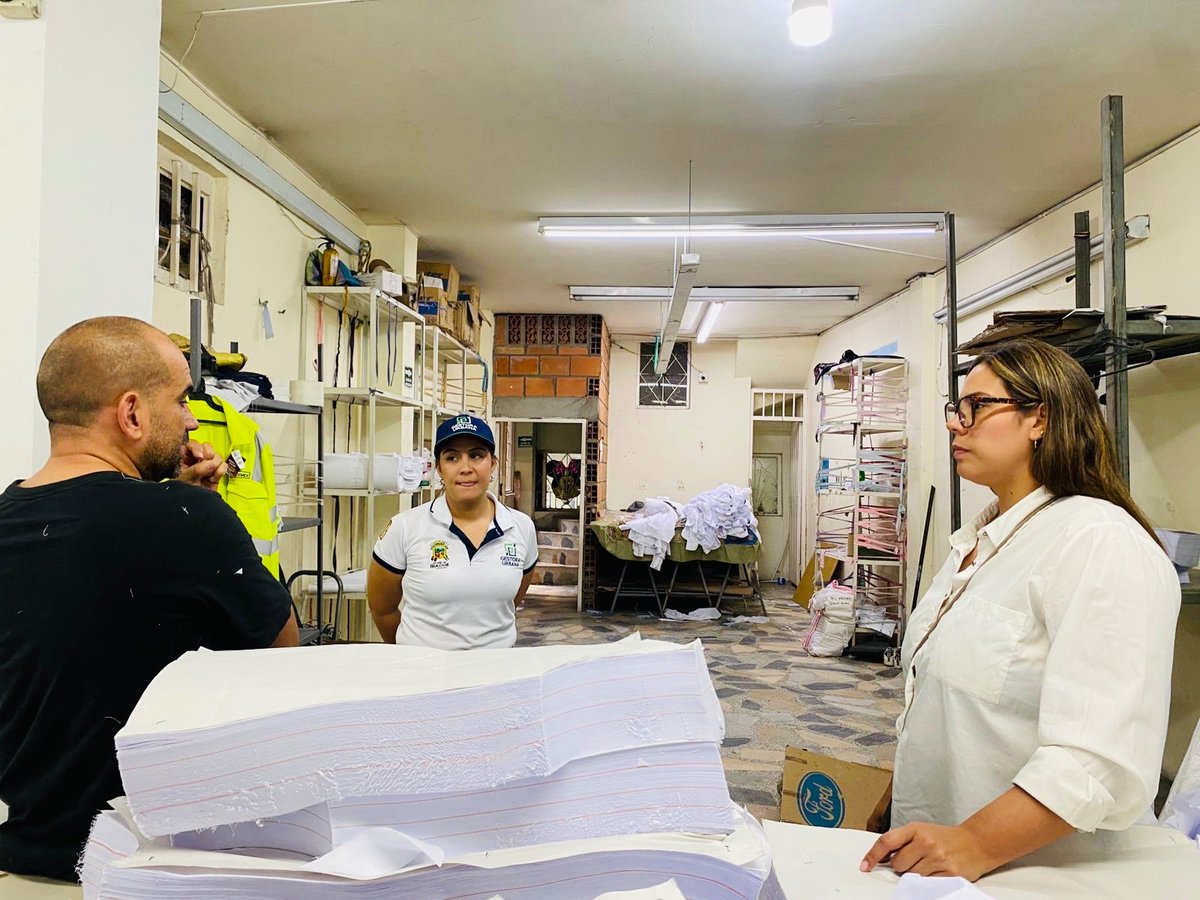 gestoraibague's tweet photo. Con contratos nuevos, legalizamos la ocupación de nuestros bienes fiscales. Así, brindamos seguridad y bienestar a quienes los habitan. https://t.co/e1fJZBQ2qP