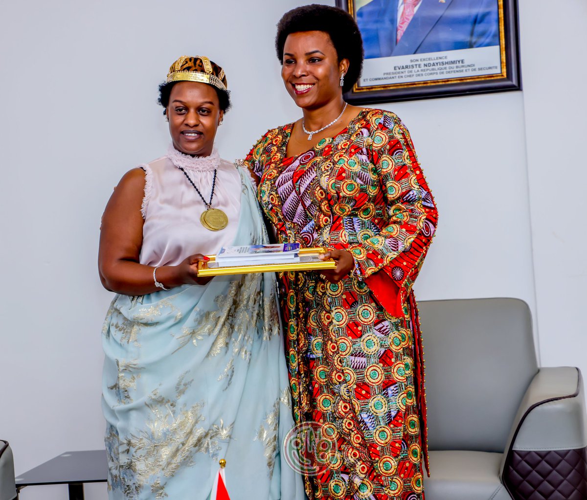 De son côté, Sylvie Uwiragiye a exprimé sa gratitude envers la Première Dame, rappelant son soutien constant :"Elle a toujours été présente auprès de notre Fondation, que ce soit à travers des visites, des dons en vivres ou de jus, surtout lors des fêtes. Grâce à la Fondation