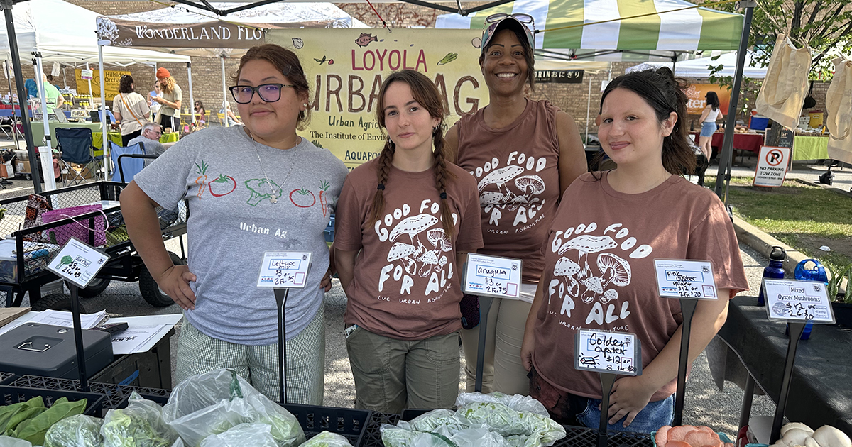 It's Farmers Market Monday again! Stop by the Edgewater Monday Market at Thorndale and Broadway from 3 pm to 7 pm to pick up some delicious fresh veggies from our friendly Urban Agriculture team!