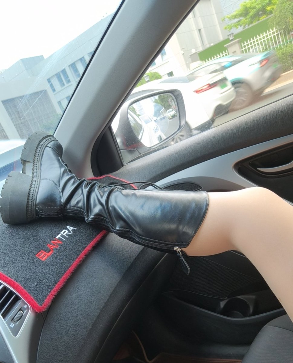 CherrySadism's tweet photo. 欺负你当然是我最大的乐趣了 笨蛋 #白袜 #靴子 #调教 ＃05女s #乖乖小狗 https://t.co/N23lycIoRp