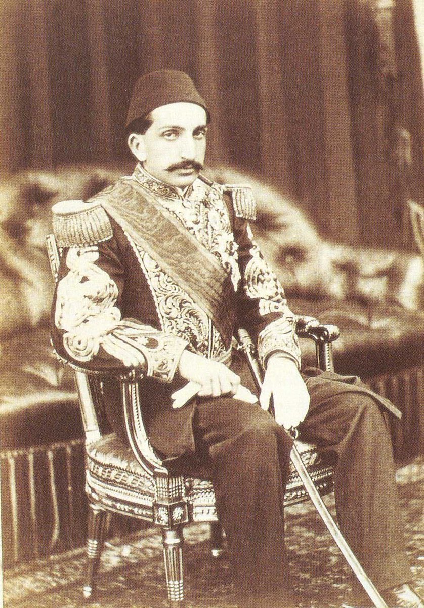 (II. Abdülhamid döneminin sloganı)

‘BU MEMLEKETTE VALİ OLACAĞINA, GİT, AVRUPA’DA KUNDURA BOYACILIĞI ET; DAHA İYİ’

Okuma-yazma bilen her Türk’e Türkiye’nin 19. yüzyıl ve 20. yüzyılın başındaki tarihini bütün teferruatıyla okutmak gerekir. Günümüzde cereyan eden birçok mesele