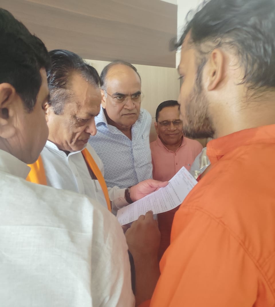 कं. अनुदेशक संघ सिरोही जालौर 🛕🚩 (@cassirohijalor) on Twitter photo कल झालावाड़ मे RCTA के साथियों द्वारा मंत्री जोगाराम जी <a href="/JogarampatelMLA/">Jogaram Patel</a>
को कंप्यूटर अनुदेशकों के कैडर विस्तार एवं वेतन विसंगति से एक बार फिर अवगत करवाया।
<a href="/BhajanlalBjp/">Bhajanlal Sharma</a> <a href="/madandilawar/">Madan Dilawar</a>
जी से निवेदन है कि BCI/SCI के साथ न्याय करे
<a href="/KumariDiya/">Diya Kumari</a>
<a href="/RSSorg/">RSS</a>
<a href="/DrPremBairwa/">Dr Prem Chand Bairwa</a>
<a href="/rajeduofficial/">Dept of Education, Rajasthan</a> कल झालावाड़ मे RCTA के साथियों द्वारा मंत्री जोगाराम जी <a href="/JogarampatelMLA/">Jogaram Patel</a>
को कंप्यूटर अनुदेशकों के कैडर विस्तार एवं वेतन विसंगति से एक बार फिर अवगत करवाया।
<a href="/BhajanlalBjp/">Bhajanlal Sharma</a> <a href="/madandilawar/">Madan Dilawar</a>
जी से निवेदन है कि BCI/SCI के साथ न्याय करे
<a href="/KumariDiya/">Diya Kumari</a>
<a href="/RSSorg/">RSS</a>
<a href="/DrPremBairwa/">Dr Prem Chand Bairwa</a>
<a href="/rajeduofficial/">Dept of Education, Rajasthan</a>