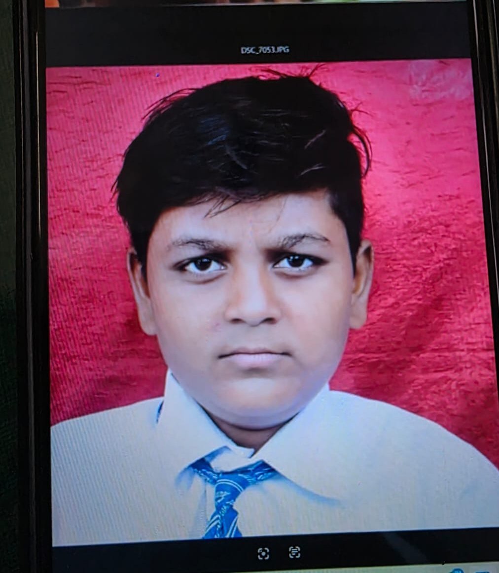 MAHARAJGANJ POLICE (@maharajganjpol) on Twitter photo #Missingupp
рдХреГрдкрдпрд╛ рдЧреБрдорд╢реБрджрд╛ рдмрдЪреНрдЪреЗ рдХреА рддрд▓рд╛рд╢ рдореЗ рд╕рд╣рдпреЛрдЧ рдХрд░реЗрдВ!
рдЕрдВрдХреБрд╢ (рдЙрдореНрд░ 14 рд╡рд░реНрд╖) рдкреБрддреНрд░ рд░рд╛рдореВ рдирд┐рд╖рд╛рдж,рдЧреНрд░рд╛рдо рдмреЗрд▓рд╡рд╛,рдерд╛рдирд╛ рд╢реНрдпрд╛рдорджреЗрдЙрд░рд╡рд╛,рдЬрдирдкрдж рдорд╣рд░рд╛рдЬрдЧрдВрдЬред рдЖрдЬ рд╕реБрдмрд╣ 9:00 рдмрдЬреЗ рд╕реЗ рдШрд░ рд╕реЗ рд▓рд╛рдкрддрд╛ рд╣реИредрдЙрдХреНрдд рд▓рдбрд╝рдХреЗ рдХреЗ рд╕рдВрдмрдВрдз рдореЗ рдХреЛрдИ рдЬрд╛рдирдХрд╛рд░реА рдкреНрд░рд╛рдкреНрдд рд╣реЛ рддреЛ рдирд┐рдореНрди рдирдВрдмрд░реЛрдВ рдкрд░ рддрддреНрдХрд╛рд▓ рд╕реВрдЪрд┐рдд рдХрд░реЗрдВред
9454403909
9555002939 #Missingupp
рдХреГрдкрдпрд╛ рдЧреБрдорд╢реБрджрд╛ рдмрдЪреНрдЪреЗ рдХреА рддрд▓рд╛рд╢ рдореЗ рд╕рд╣рдпреЛрдЧ рдХрд░реЗрдВ!
рдЕрдВрдХреБрд╢ (рдЙрдореНрд░ 14 рд╡рд░реНрд╖) рдкреБрддреНрд░ рд░рд╛рдореВ рдирд┐рд╖рд╛рдж,рдЧреНрд░рд╛рдо рдмреЗрд▓рд╡рд╛,рдерд╛рдирд╛ рд╢реНрдпрд╛рдорджреЗрдЙрд░рд╡рд╛,рдЬрдирдкрдж рдорд╣рд░рд╛рдЬрдЧрдВрдЬред рдЖрдЬ рд╕реБрдмрд╣ 9:00 рдмрдЬреЗ рд╕реЗ рдШрд░ рд╕реЗ рд▓рд╛рдкрддрд╛ рд╣реИредрдЙрдХреНрдд рд▓рдбрд╝рдХреЗ рдХреЗ рд╕рдВрдмрдВрдз рдореЗ рдХреЛрдИ рдЬрд╛рдирдХрд╛рд░реА рдкреНрд░рд╛рдкреНрдд рд╣реЛ рддреЛ рдирд┐рдореНрди рдирдВрдмрд░реЛрдВ рдкрд░ рддрддреНрдХрд╛рд▓ рд╕реВрдЪрд┐рдд рдХрд░реЗрдВред
9454403909
9555002939
