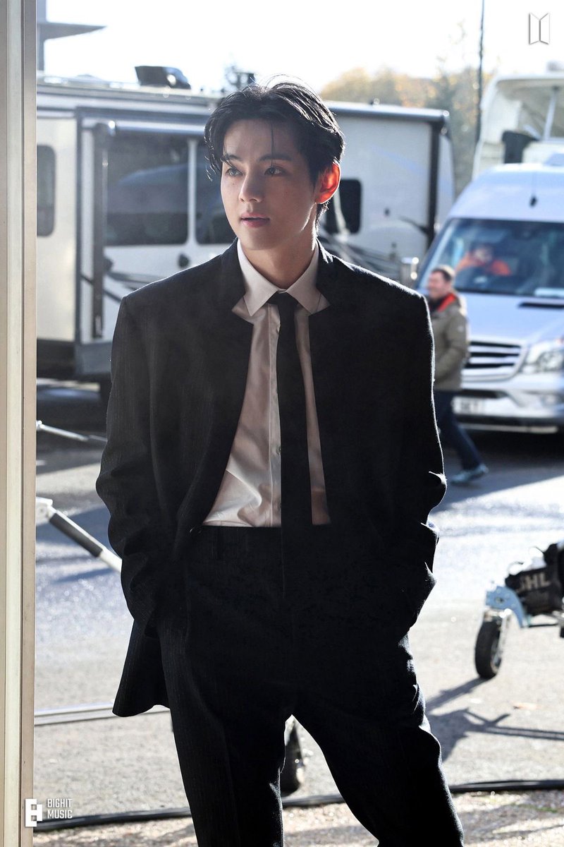dilf taehyung tweet media