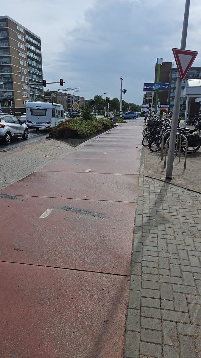 De werkzaamheden aan de ventweg van de Hoorneslaan (naast het Hoornesplein) zijn vorige week afgerond. Het fietspad is vervangen door betonplaten en de ventweg is van nieuwe bestrating en riolering voorzien. Later in het jaar wordt de nieuwe beplanting aangebracht.