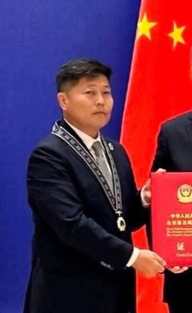 Нэг улсаа хорлоод эдийн засгаа элгээр нь хэвтүүлээд зугтсан, өнөөх нь хотыг элгээр хэвтүүлэх гэж өдөр шөнөгүй хэрэлдэнэ тархи угаана, бүтэхгүй 2 чаралбаанууд.