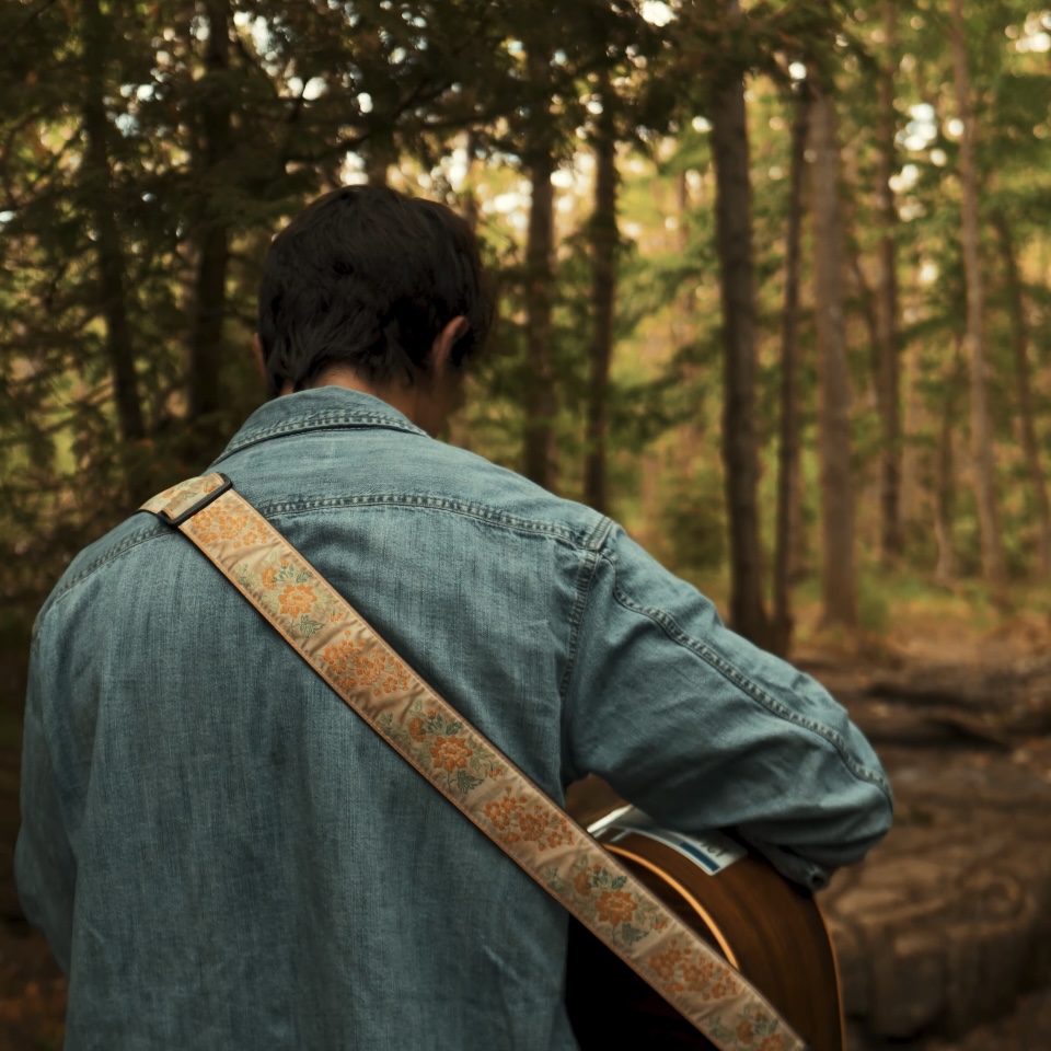 🏔️ Indie folk artist Rogan Mei returns with “Lefroy” — a hopeful, heart-pulling track inspired by Mt. Lefroy &amp; moments of personal reckoning. Recorded in his childhood home, it’s as authentic as it gets. canadianbeats.ca/2025/08/04/rog…