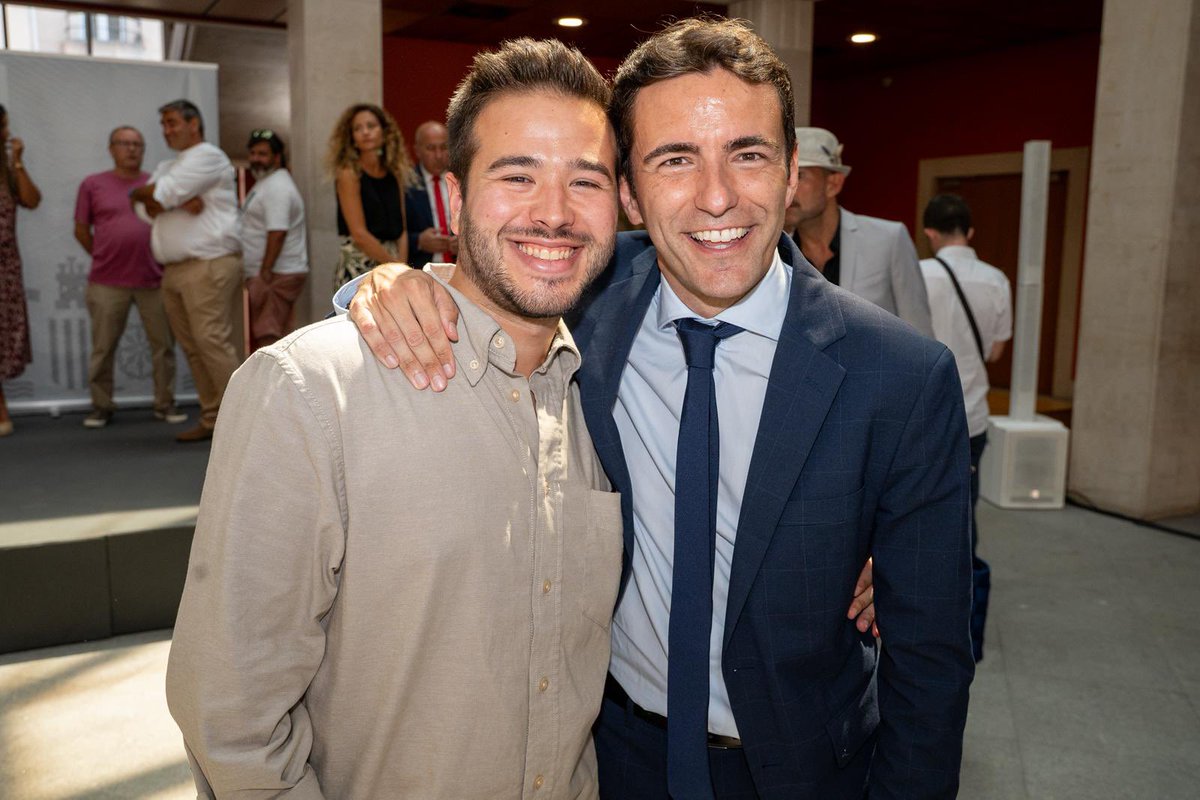 francano_'s tweet image. @pedro_casares nuevo delegado del Gobierno de España en Cantabria compromete la institución para ser la mayor defensora de lo público, y ofrece un gran pacto social y político por la vivienda, necesidad urgente para la juventud y en general, para todos los cántabros.