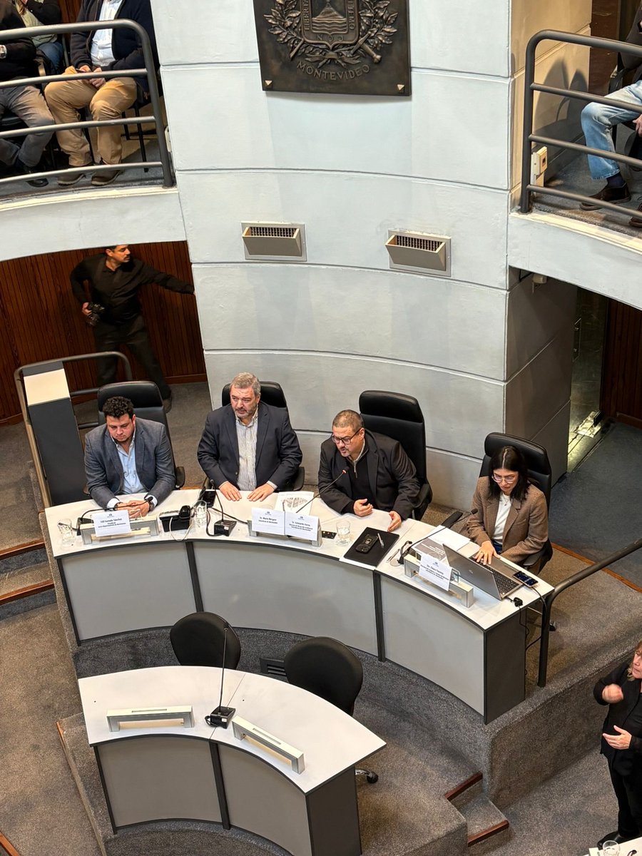 Alfin (@alftuitea) on Twitter photo Bergara y su equipo están presentando la estrategia de limpieza de Montevideo en la Junta Departamental de Montevideo y el edil <a href="/Diego__RS/">Diego Rodríguez</a> no va!
Reclaman la presencia en la junta pero después no asisten. Bergara y su equipo están presentando la estrategia de limpieza de Montevideo en la Junta Departamental de Montevideo y el edil <a href="/Diego__RS/">Diego Rodríguez</a> no va!
Reclaman la presencia en la junta pero después no asisten.