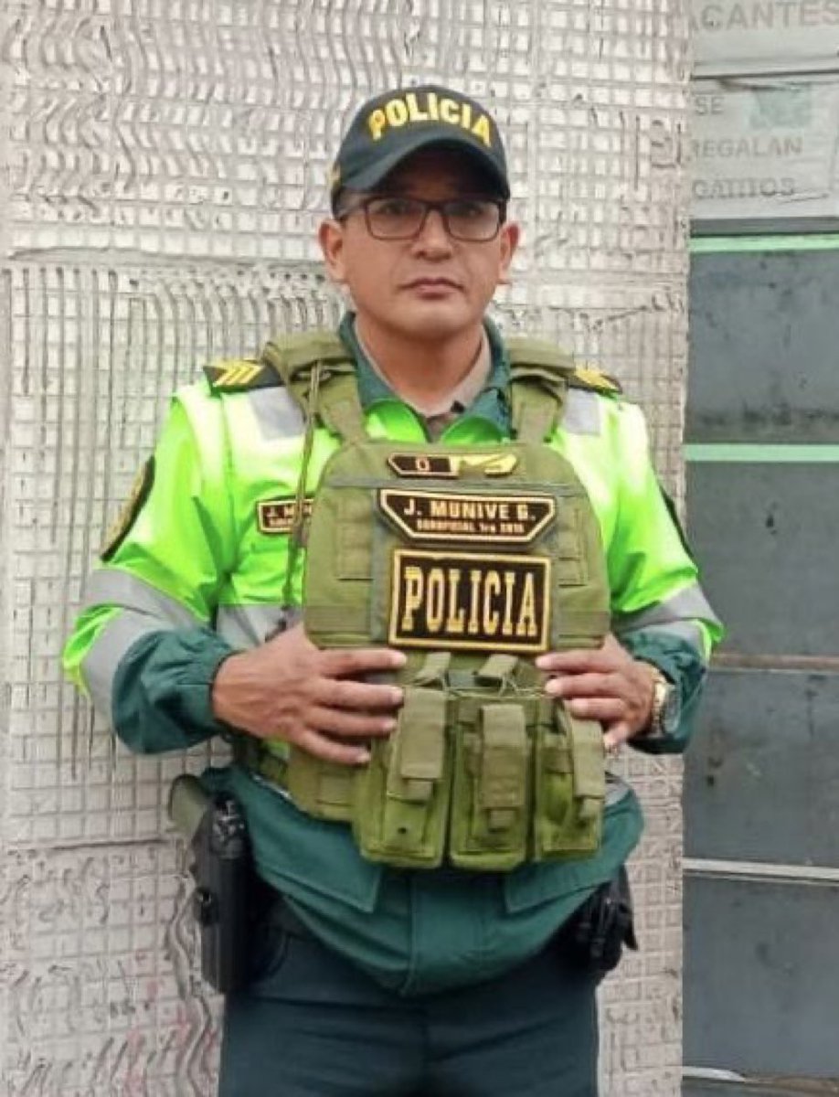 ComandoChavin's tweet photo. Ninguna palabra ni pésame podrá llenar el vacío que deja en su hogar. Ninguna.

Sus hijos, su esposa, padres y hermanos no lo tendrán más. Deja un hogar -ahora destruido- y un sentimiento encontrado de dolor, frustración y pena por su temprana partida.  

Por darle paz a tu país entregaste tu vida.
Descanse en paz S1 PNP José Gabriel Munive Gurmendi.