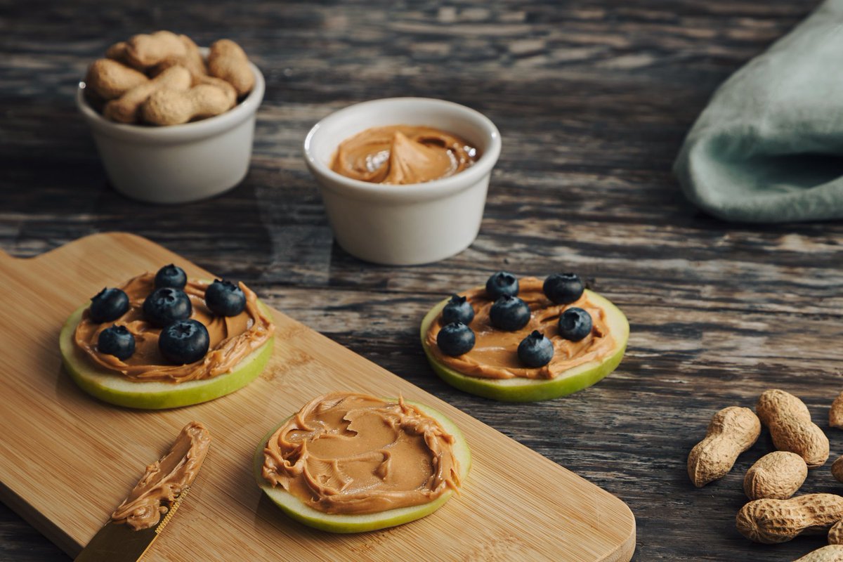 ¿Snack rico y saludable? Prueba con rebanadas de manzana untadas con crema de cacahuate y blueberries. ¡Te darán la energía para terminar tu día con el mejor humor y una sensación de saciedad! 🥜
¡Ponle energía a tu día!