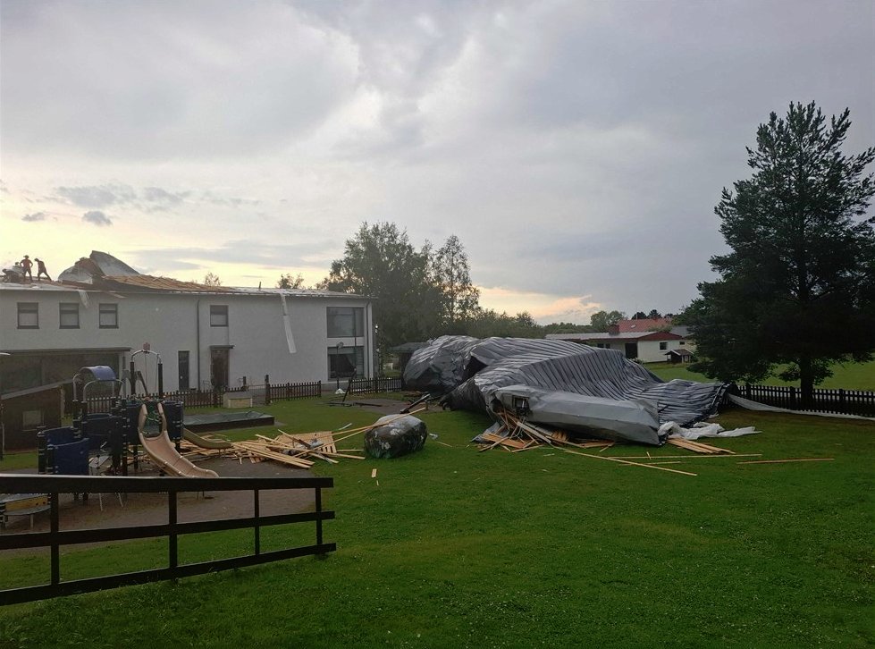 Roof damage in Esse, Pedersöre municipality, Finland from a severe thunderstorm. Time was around 11:00 UTC based on radar. #EUwx 

Source: Österbottens Tidning / 📷 Alex Nyman