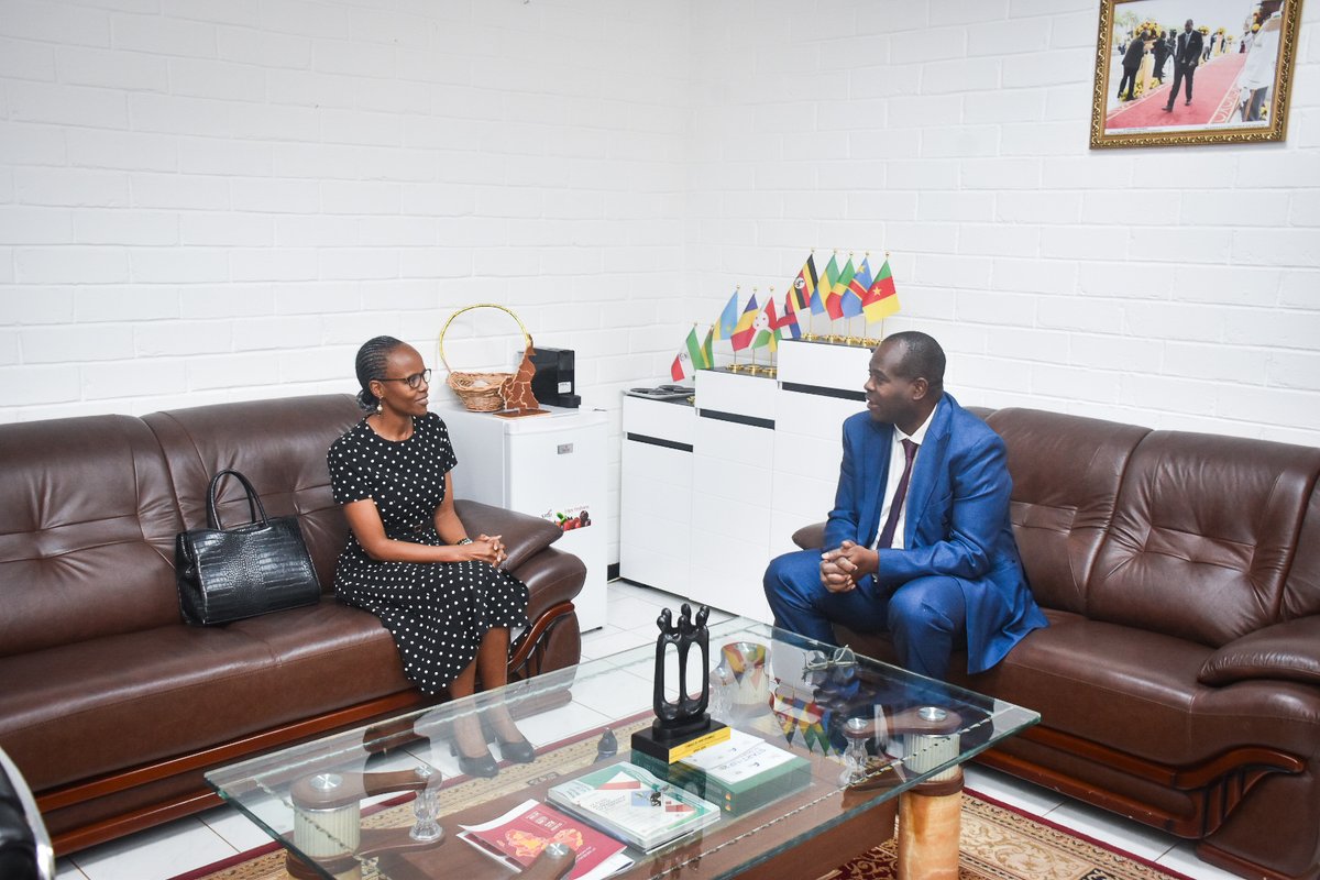 🤝🏽 Rencontre AUF–CRDI à Yaoundé : vers des synergies renforcées pour la recherche et l’innovation en Afrique centrale.
Une vision partagée au service du développement durable et de la science dans la région.
#Recherche #Innovation #AUF #CRDI