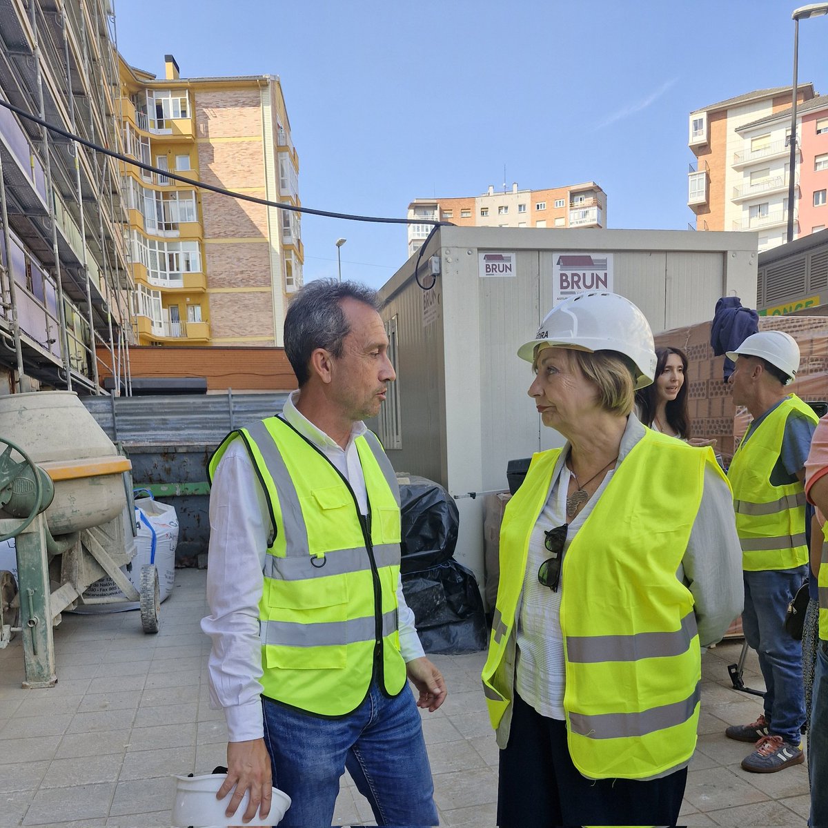 Consejería Ordenación Urbanismo Vivienda Derechos (@ordenacionast) on Twitter photo 🚧 <a href="/ovizapico/">Ovidio Zapico</a> y la alcaldesa de <a href="/AytoAviles/">AytoAvilés</a> Mariví Monteserín visitan en Avilés, las obras de rehabilitación integral de 28 viviendas y las de construcción de doce pisos colaborativos.
“Nos preocupan los intereses de la clase trabajadora, no los beneficios de los constructores”. 🚧 <a href="/ovizapico/">Ovidio Zapico</a> y la alcaldesa de <a href="/AytoAviles/">AytoAvilés</a> Mariví Monteserín visitan en Avilés, las obras de rehabilitación integral de 28 viviendas y las de construcción de doce pisos colaborativos.
“Nos preocupan los intereses de la clase trabajadora, no los beneficios de los constructores”.