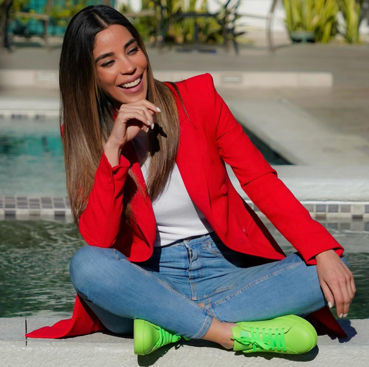 jorgegogdl's tweet image. Aquí #datoprotegido usando unos tenis Dolce &amp;amp; Gabbana portofino de 18 mil pesos. Porque como diría el clásico, "su dios es el dinero"...