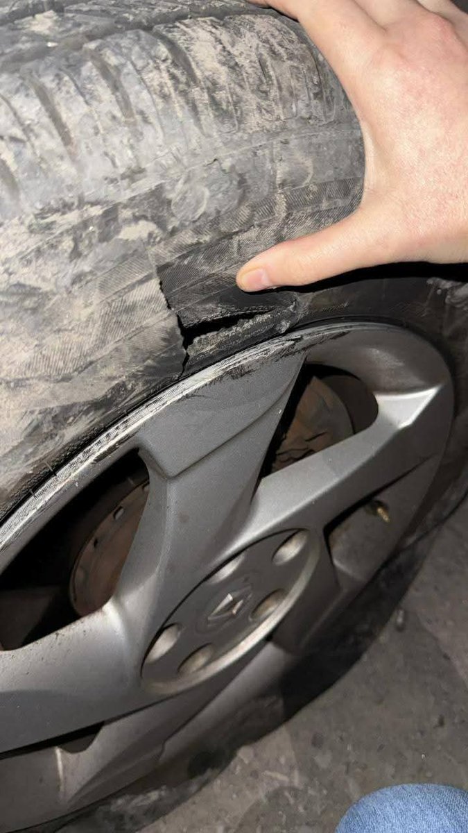 PuntoMedioEdo's tweet photo. 😡🤳🏻🚐 Las víctimas de los enormes #hoyos sobre la autopista México-Querétaro y Periférico Norte, continúan todos los días y la zona no mejora.

Frente a la empresa Dixon, ya no es posible pasar sin quedar atrapado en alguno de sus baches de gran tamaño.

Tome sus precauciones. https://t.co/fks6W3IfRK