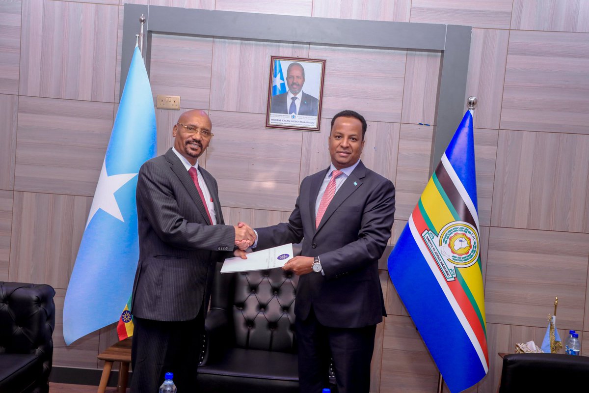 FM <a href="/AbdisalamDhaay/">Abdisalam Ali</a> received copies of credentials from two newly appointed ambassadors: Dr. Robert Afriyie of the Republic of #Ghana and Suleiman Dedefo Woshe of the Federal Democratic Republic of #Ethiopia, during separate meetings in #Mogadishu.